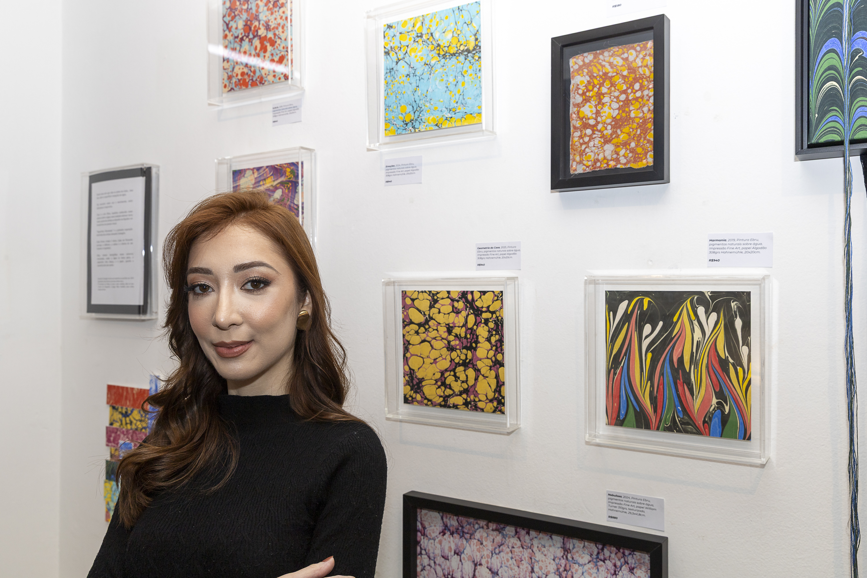 Amanda Colangelo: A fluidez da técnica Ebru e a beleza da imperfeição