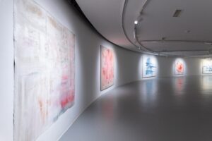 Arianna Ellero, “Nenehno Gibanje / Movimento Incessante”, veduta della mostra, 2026, Mestna Galerija Nova Gorica. Foto: Saša Mrak, courtesy dell’Artista e Mestna Galerija Nova Gorica, SI