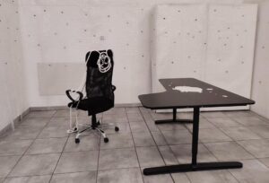 Lorenzo Gnata, “Leave me here, please”, 2026, gomma siliconica, poltrona da ufficio; “Impotence”, elemento tavolo gomma siliconica, filamento PLA, courtesy Olfacta Project