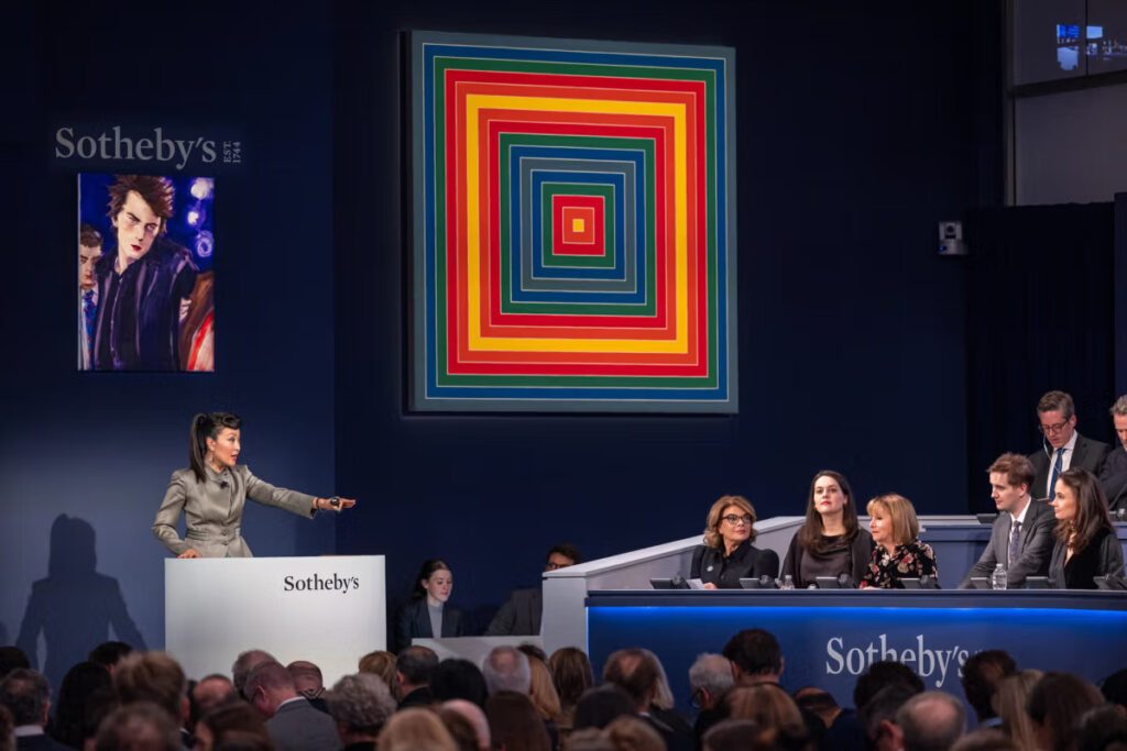 Mulheres no mercado de arte ganham destaque em leilão noturno da Sotheby’s, em Nova York, diante de obras e do público presente.