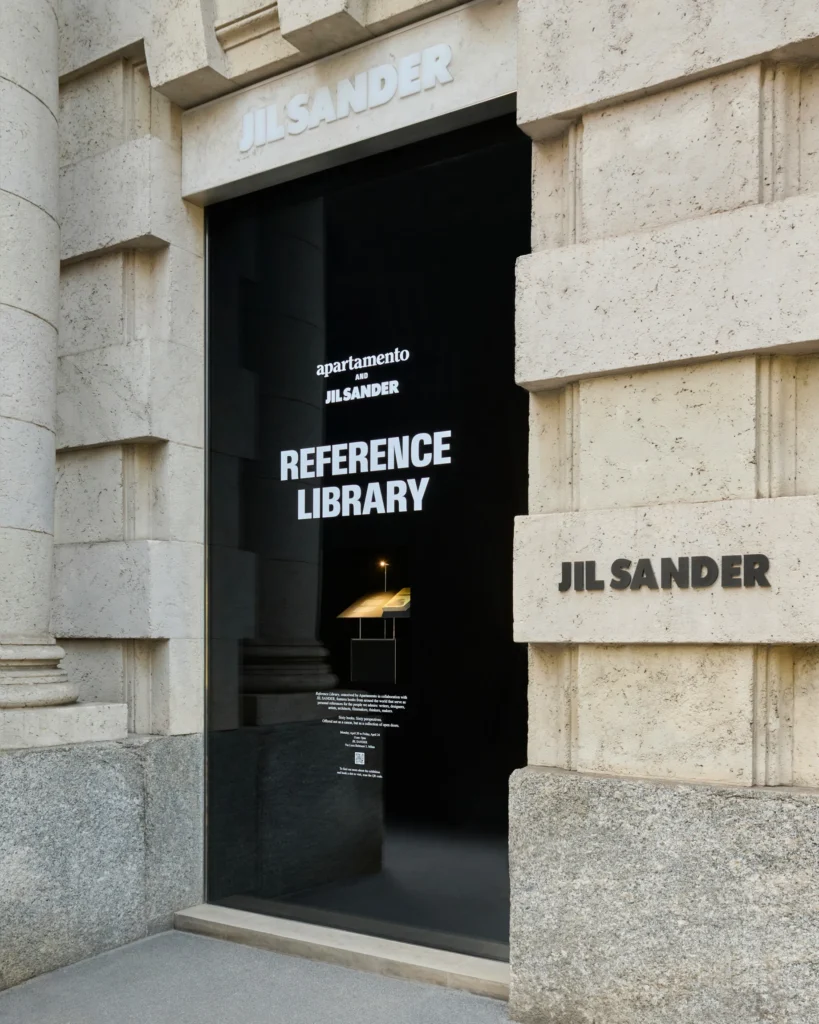 Reference Library: Espaço de leitura da Reference Library, parceria entre Jil Sander e Apartamento na Milan Design Week 2026.