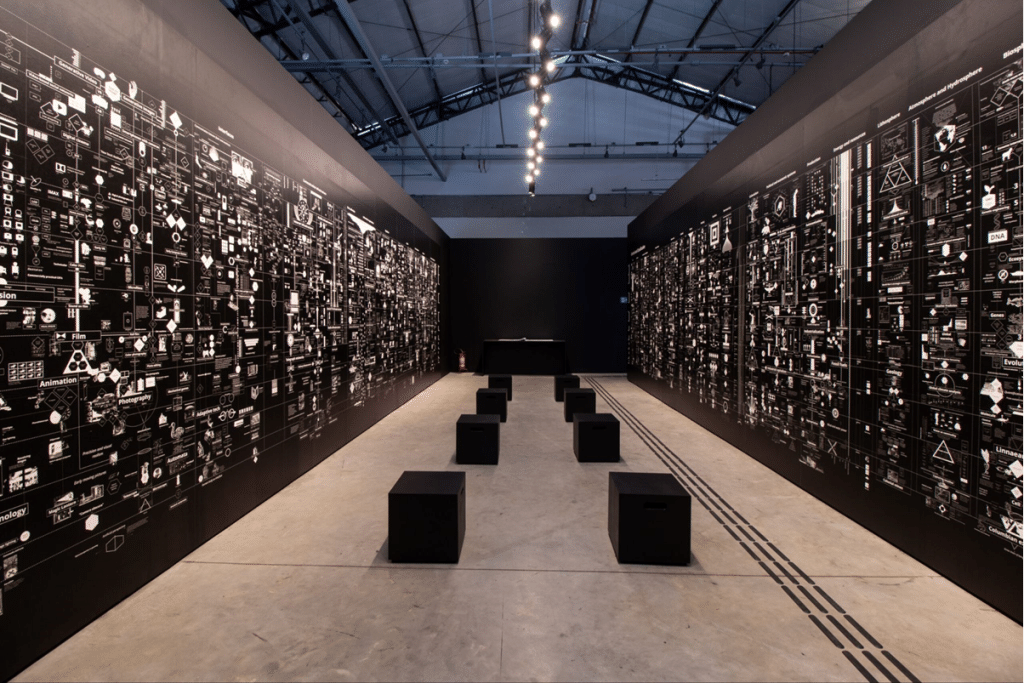 “Calculando Impérios: uma Genealogia da Tecnologia e do Poder desde 1500”, de Kate Crawford e Vladan Joler.  
Foto: Natt Fejfar 
